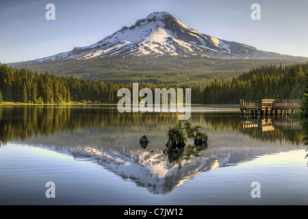 Mount Hood Reflexion über Trillium See mit Angelsteg bei Sonnenaufgang Stockfoto