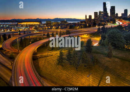 Seattle Washington Downtown Stadt Autobahn Licht Trails bei Sonnenuntergang Stockfoto