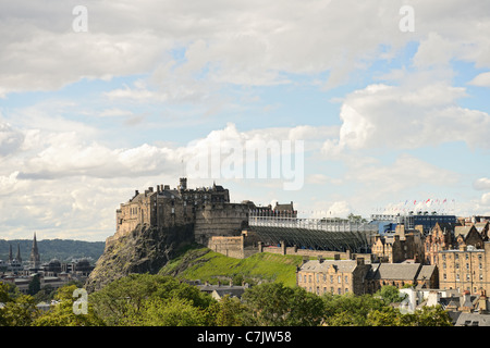 Edinburgh Castle, Schottland, von der Süd-Ost. Die temporäre Tribünen für das military Tattoo ist sichtbar auf der Esplanade. Stockfoto