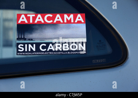 Aufkleber im Fenster des Autos, der gegen den Bau eines neuen Kohlekraftwerks in Castilla, Copiapo, Región de Atacama, Chile protestiert Stockfoto