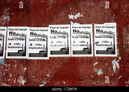 Plakate, die den protestmarsch gegen den geplanten Bau eines neuen Kohlekraftwerks in Castilla, Copiapo, Región de Atacama, Chile, propagieren Stockfoto