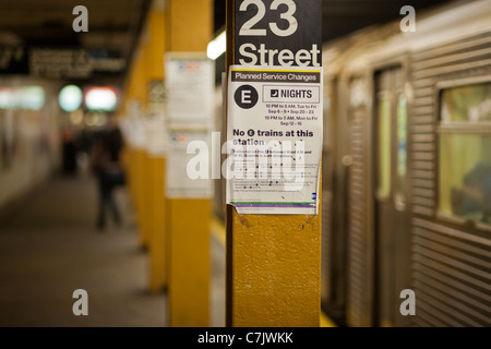 Hinweisschilder an West 23rd Street u-Bahnstation in New York informieren die Öffentlichkeit über die vielen Service-Unterbrechungen Stockfoto