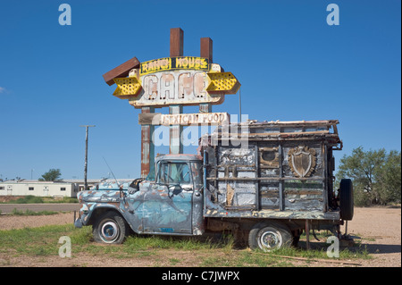 Das alte Ranchhaus Café ist längst vorbei, und sie verließen ihren Transport hinter sich, in der Route 66 Stadt Tucumcari, New Mexico. Stockfoto