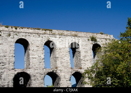 Türkei, Istanbul. 4. Jahrhundert n. Chr. römische Valens Aquädukt (aka Bozdogan Kemeri). Stockfoto