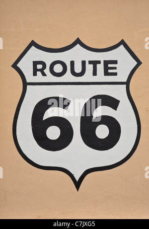 Ein Kunst im öffentlichen Raum Wandbild Darstellung der berühmten Route 66 Zeichen, in Santa Rosa, New Mexico. Stockfoto
