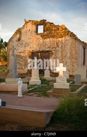 Die Adobe Saint Rose von Lima Kapelle und Friedhof, gebaut in den frühen 1800er Jahren, leuchtet in der untergehenden Sonne in Santa Rosa, New Mexico. Stockfoto