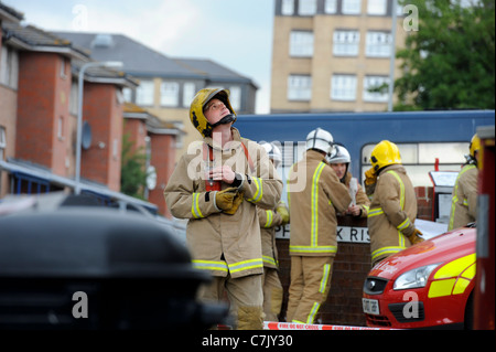 Feuerwehrmannschaften nehmen an einer Übung in Wohnungen in Brighton, Großbritannien, Teil. Stockfoto