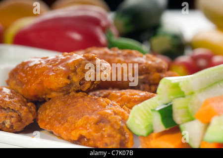 klassischen Buffalo Hähnchenflügel, serviert mit frischen Pinzimonio und Gemüse auf Hintergrund, mehr DELICIOUS FOOD ON PORTFOLIO Stockfoto