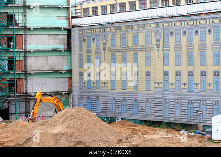 Baubeginn eines neuen Gebäudes auf dem Hintergrund der alten Gebäude in der Stadt Stockfoto