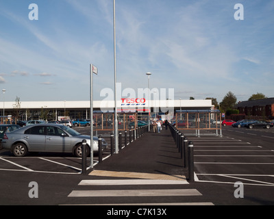 Shopper und Autos vor dem neuen Tesco Speicher auf Longcauseway/Baaring Road, Farnworth, Bolton. Stockfoto