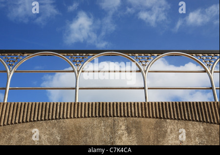 Blauer Himmel über Edelstahl-Geländer, South Shields Promenade, Nord-Ost-England, UK Stockfoto