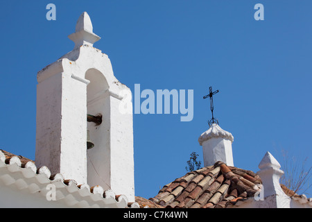 Portugal, Algarve, Alte, Kirche auf dem Dach Stockfoto