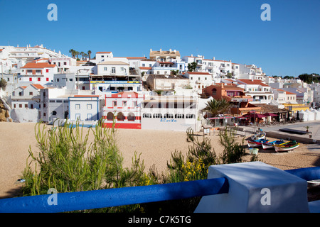 Portugal, Algarve, Carvoeiro, Strand & Stadt Stockfoto