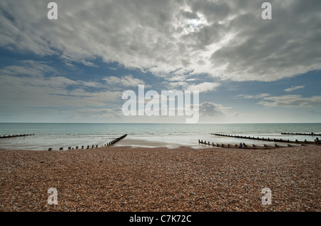 Der Kiesstrand am Strand von Bognor Regis bei Ebbe, West Sussex, England mit dramatischen Himmel. Stockfoto