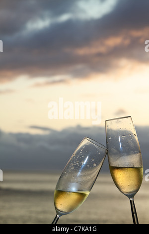 Zwei Sektgläser Toasten Ozean Hintergrund. Stockfoto