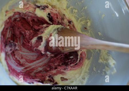 Red Velvet Cupcake Mischung. Die Zutaten werden miteinander vermischt. Stockfoto