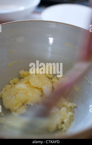 Butter und Zucker zum Backen zusammen eingecremt werden. Stockfoto