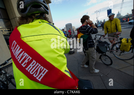 Klima-Rush organisieren einen Protest an der Blackfriars Bridge und endend bei Tfl Büros. Sie forderten eine gesunde Fahrrad freundlich London. Stockfoto