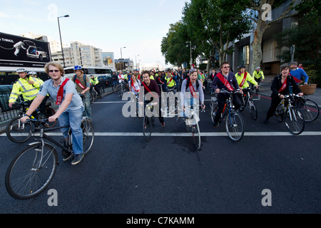 Klima-Rush organisieren einen Protest an der Blackfriars Bridge und endend bei Tfl Büros. Sie forderten eine gesunde Fahrrad freundlich London. Stockfoto