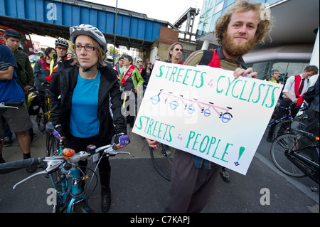 Klima-Rush organisieren einen Protest an der Blackfriars Bridge und endend bei Tfl Büros. Sie forderten eine gesunde Fahrrad freundlich London. Stockfoto