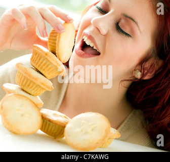 Mädchen essen Mince pies Stockfoto