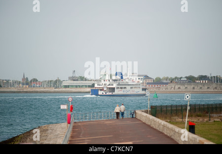 Isle Of Wight Autofähre nahenden Portsmouth, England mit der Gosport Küste im Hintergrund Stockfoto