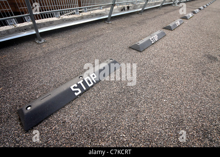 Stop-Schild auf Asphalt Fahrbahn Stockfoto