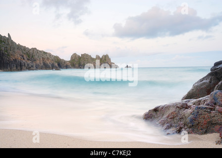 Pedn Vounder Strand in der Nähe von Porthcurno, Cornwall Stockfoto