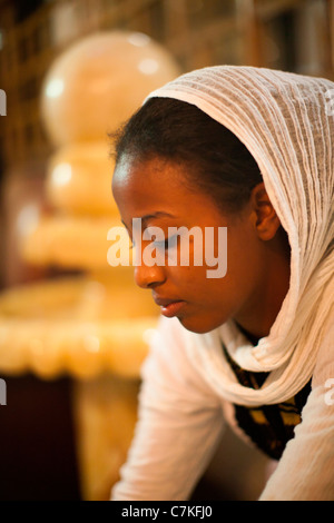 Traditionelle äthiopische Mädchen Durchführung der Kaffee-Zeremonie im Sunnyside Hotel in Kombolcha, Nord-Äthiopien, Afrika. Stockfoto