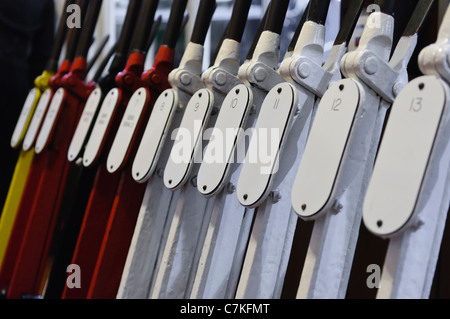 Point- and -Signal Hebel in einem Bahn-Stellwerk. Stockfoto