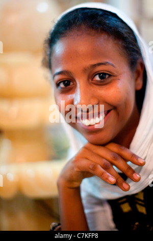 Traditionelle äthiopische Mädchen Durchführung der Kaffee-Zeremonie im Sunnyside Hotel in Kombolcha, Nord-Äthiopien, Afrika. Stockfoto