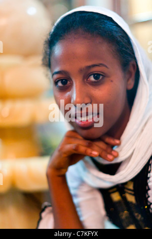 Traditionelle äthiopische Mädchen Durchführung der Kaffee-Zeremonie im Sunnyside Hotel in Kombolcha, Nord-Äthiopien, Afrika. Stockfoto