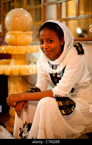 Traditionelle äthiopische Mädchen Durchführung der Kaffee-Zeremonie im Sunnyside Hotel in Kombolcha, Nord-Äthiopien, Afrika. Stockfoto