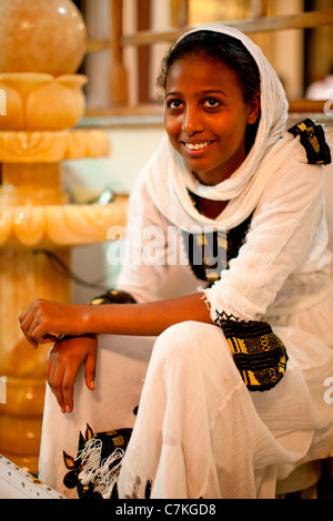 Traditionelle äthiopische Mädchen Durchführung der Kaffee-Zeremonie im Sunnyside Hotel in Kombolcha, Nord-Äthiopien, Afrika. Stockfoto