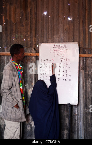 Eine Schulklasse in Hargeisa in Somaliland am Arbeitsplatz. Stockfoto