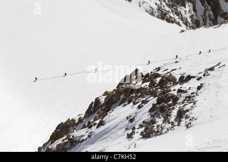 Menschen wandern auf schneebedeckten Berg Stockfoto