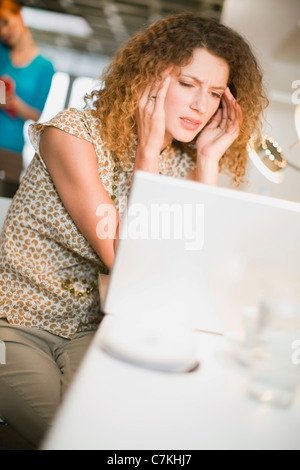 Frustriert Geschäftsfrau mit laptop Stockfoto