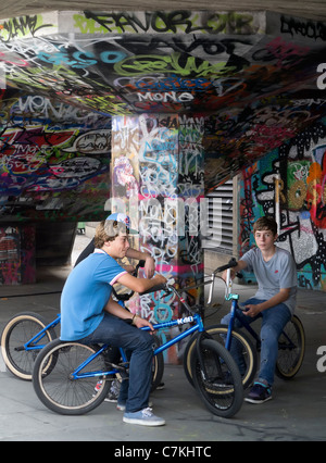 Graffiti-Land auf der South Bank, London-drei Radfahrer Stockfoto