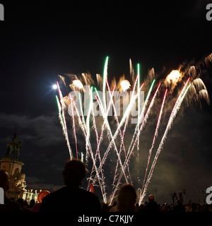 Menschen sehen die Ozeane-Festival (Festival Dos Oceanos) schließen mit einem Feuerwerk in Lissabon, Portugal. Stockfoto