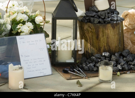 Floral Tribute mit Bergleute Helm auf eine Schaufel und Kohle in Ponterdawe für die vier Toten Bergleute Verstorbenen platziert Stockfoto