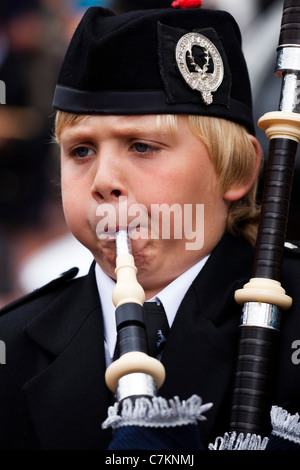 Kleiner Junge spielt in der Boghall und Bathgate Junior Pipe Band bei George Square, Glasgow während des Festivals Piping Stockfoto