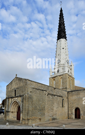 Schwarz / weiß-Turm der Kirche Saint-Etienne, Leuchtturm für Schiffe in Ars-En-Ré auf der Insel Ile de Ré, Charente-Maritime, Frankreich Stockfoto