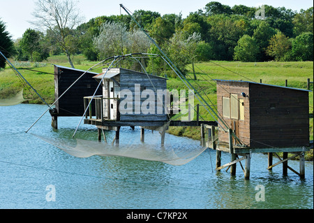 Traditionelle Carrelet Fischerhütten mit Aufzug Netzen entlang an La Vendée, Pays De La Loire, Frankreich Stockfoto