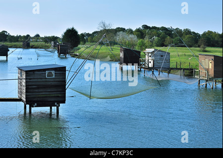 Traditionelle Carrelet Fischerhütten mit Aufzug Netzen entlang an La Vendée, Pays De La Loire, Frankreich Stockfoto