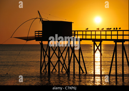 Traditionelle Carrelet Fischerhütte mit Aufzug Netto am Strand am Meer bei Sonnenuntergang, Loire-Atlantique, Pays De La Loire, Frankreich Stockfoto