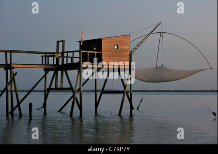 Traditionelle Carrelet Fischerhütte mit Aufzug Netto am Strand am Meer in der Abenddämmerung, Loire-Atlantique, Pays De La Loire, Frankreich Stockfoto