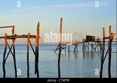 Reste der Holzsteg der traditionellen Carrelet Angeln Hütte am Strand bei Sonnenaufgang, Loire-Atlantique, Pays De La Loire, Frankreich Stockfoto