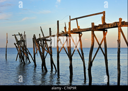 Reste der Holzsteg der traditionellen Carrelet Angeln Hütte am Strand, Loire-Atlantique, Pays De La Loire, Frankreich Stockfoto