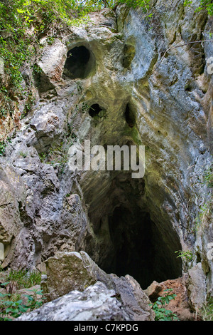 Lösung Löcher in der Mündung des Reynard der Höhle Dovedale in Derbyshire Peak District Großbritannien Stockfoto