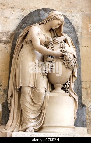 Denkmal-Skulptur einer trauernden Frau mit einfühlsam geschnitzte Drapierung und Kranz, Herman Katencamp in Bath Abbey Somerset Stockfoto